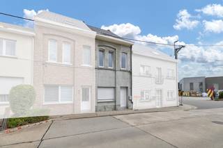 <p>Voor meer info of een bezoek, bel 053 59 49 32 - Deze instapklare woning, gelegen in een rustige straat, biedt tal van mogelijkheden en is perfect voor jonge gezinnen of koppels die hun eerste stap op de vastgoedmarkt zetten. Op het gelijkvloers vind je een gezellige leefruimte die naadloos overgaat in de eetkamer en de open keuken, gevolgd door een ruime badkamer. De eerste verdieping telt <strong>twee volwaardige slaapkamers</strong>, een apart toilet en een zonnig dakterras, vanwaar je ook toegang hebt tot de zolder. Deze <strong>zolderruimte </strong>biedt het potentieel om na afwerking <strong>twee extra kamers te creëren</strong>, wat deze woning nog aantrekkelijker maakt voor wie op zoek is naar extra ruimte. Tot slot is er <strong>een knusse tuin aanwezig</strong>, de ideale plek om te ontspannen na een drukke dag.<strong> </strong>Rustige ligging met goede bereikbaarheid -<strong> Dak volledig vernieuwd (zowel het plat dak als het zadeldak)</strong> - Zonnig terras en tuin - Uitbreidingsmogelijkheden op zolder - Ideale starterswoning</p>
<p>*De afwerking van het plafond in de badkamer wordt nog voorzien door de eigenaar.</p>