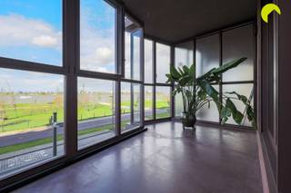 <p><span>Wonen, werken of investeren op een toplocatie aan de Schelde? In de prestigieuze residentie </span><span>ZICHT</span><span>, op het hippe Nieuw Zuid in Antwerpen, bevindt zich deze veelzijdige studio van 41 m² met als absolute blikvanger een heerlijk winterterras met een fantastisch vrij uitzicht over de Schelde!</span></p><p><span>Residentie ZICHT is een architecturaal pareltje van het internationaal gerenommeerde</span><span> DRDH Architects</span><span>, ontworpen door Daniel Rosbottom en David Howarth. Hun visie? Tijdloze architectuur creëren die opgaat in haar omgeving, met bijzondere aandacht voor licht, ruimte en panoramische uitzichten. De elegante woontoren, waarvan de gevels subtiel van kleur veranderen naargelang het licht en het weer, vormt een opvallend baken aan de Antwerpse skyline.</span></p><p><span>Compact, stijlvol en verrassend veelzijdig! De studio biedt tal van mogelijkheden. Mits het slim creëren van een gezellige slaaphoek is dit een ideale eerste stek voor starters of een interessante investering voor verhuur. Momenteel wordt de ruimte door de eigenaar gebruikt als praktijkruimte, atelier en locatie voor workshops. Ook voor wie wonen en werken wil combineren, biedt dit pand dus heel wat mogelijkheden.</span></p><p><span>De absolute troef is ongetwijfeld het prachtige winterterras, waar je in alle rust geniet van een weids en vrij uitzicht over de Schelde. Een uniek panorama dat elk seizoen opnieuw weet te bekoren!</span></p><p><span>Ook op het vlak van energieprestaties scoort deze studio uitstekend: EPC-label A, verwarming via het duurzame collectieve warmtenet en een conforme elektrische installatie.</span></p><p><span>Nieuw Zuid: het beste van twee werelden! Deze groene stadswijk heeft werkelijk alles in huis. Van gezellige koffie- en lunchbars, ambachtelijke bakkers en gerenommeerde restaurants tot kunstgalerijen en leuke adresjes om te ontdekken. </span></p><p><span>Het bruisende Zuid en de historische binnenstad liggen vlakbij, terwijl de groene parken en wandelpromenades langs de Schelde uitnodigen tot ontspannen.</span></p><p><span>Hier beleef je het beste van de stad, met de rust van het water en het groen voor je deur!</span></p><p><span> </span></p><p><span>Nuttige informatie:</span></p><p><span> </span></p><p><span>- EPC 94 kWh/m²/jaar (A-label)</span></p><p><span>- Waterinfo: P-score C en G-score C</span></p><p><span>- Aankoop onder btw-stelsel</span></p><p><span> </span></p><p><span>Voor een bezoek ter plaatse kunt u ons contacteren op het nummer 03 449 42 41 of mailen naar <span>hallo@habicom.be</span></span><span> </span></p><p><span>Benieuwd naar de waarde van jouw woning? Check het gratis op www.watismijnhuiswaard.be </span></p><p><span> </span></p><p><span> </span></p>