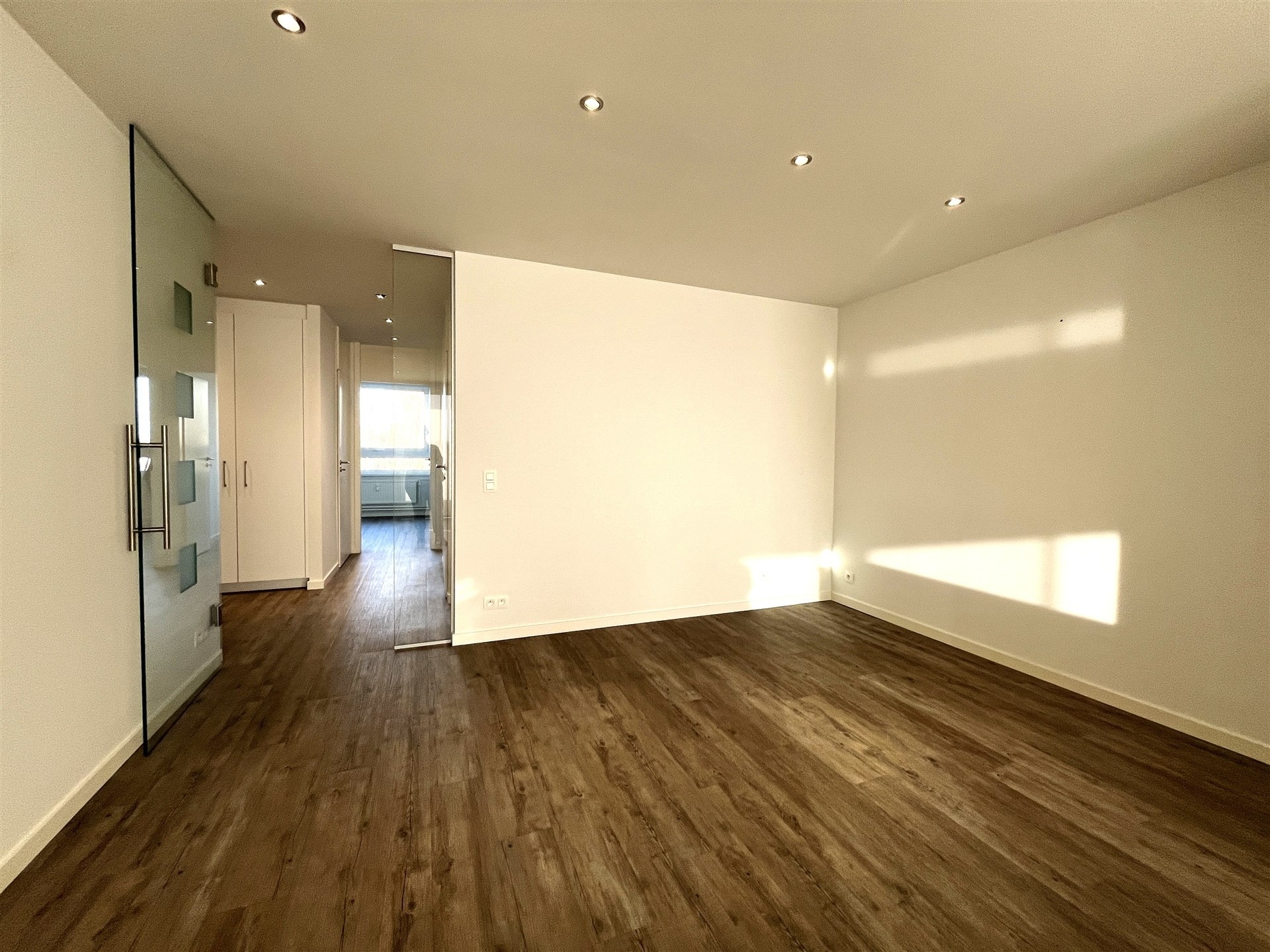 Gerenoveerd appartement met zuid terras en autostaanplaats  - foto 2