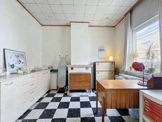 <p><span>Deze instapklare woning is gelegen in het centrum van Sint-Niklaas en biedt verrassend veel ruimte en mogelijkheden. Via de inkomhal bereikt u een aparte bureauruimte/voorplaats, ideaal als thuiswerkplek. De woonkamer beschikt over een gezellig zit- en eetgedeelte en geniet van aangenaam natuurlijk licht dankzij de lichtstraat.</span></p><p><span>Aansluitend bevindt zich de ingerichte keuken. Verder beschikt het gelijkvloers over een praktische berging met plaats voor wasmachine en droogkast en een badkamer met inloopdouche, lavabomeubel en toilet. Achteraan bevindt zich een gezellige, volledig afgesloten stadstuin waar u in alle rust kan genieten.</span></p><p><span>Op de eerste verdieping bevinden zich twee slaapkamers. Via een vaste trap bereikt u de ruime zolderverdieping, waar de mogelijkheid bestaat om nog twee extra slaapkamers te creëren. Zo kan de woning in totaal over vier slaapkamers beschikken.</span></p><p><span>De woning wordt verwarmd op aardgas en behaalt een gunstig EPC-label C, waardoor er geen renovatieverplichting geldt.</span></p><p><span>Dankzij de centrale ligging bevinden winkels, scholen, horeca, openbaar vervoer en het stadscentrum zich op wandelafstand. Een ideale woning voor wie centraal wil wonen met voldoende ruimte en uitbreidingsmogelijkheden.</span></p><p><span>Mis deze kans niet! Voor meer informatie of een bezoek, contacteer ons vandaag nog via 03 500 05 40.</span></p><p><span> </span></p>