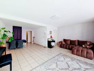 <p><span>Pal in het centrum van Edegem vinden we deze knappe duplex terug. Het appartement bevindt zich op de eerste en tweede verdieping van een kleinschalig gebouw en is instapklaar.<br /></span>Momenteel worden het appartement verhuurd met een mooie huuropbrengst.<br /><br /><strong>INDELING</strong><br />We betreden het appartement via de inkomhal, gelegen op de eerste verdieping. Vanuit de hal krijgen we toegang tot de verschillende ruimtes. Vooraan het gebouw treffen we de ruime en lichte leefuimte (36m²) met aansluitende de halfopen keuken (10m²). De keuken is uitgerust met elektrisch kookvuur, dampkap, vaatwasser en 1,5 spoelbak. Achteraan, op dit niveau, treffen we een gastentoilet, een bergruimte en een eerste slaapkamer (13m²) met ensuite een douchekamer. Vanuit deze slaapkamer hebben we toegang tot een (te vergunnen) terras.</p>
<p>Via een interne trap bereiken we de tweede verdieping. Op deze verdieping bevinden zich nog twee slaapkamers (11m² en 6m²), een toilet, een wasplaats en een badkamer, welke uitgerust is met een bad/douche en dubbele lavabo met meubel.</p>
<p><strong>BIJZONDERE ASPECTEN</strong><br />Alle nutsvoorzieningen zijn individueel.<br />Verwarming door middel van een condensatieketel op gas en PVC schrijnwerk met dubbele beglazing.<br />Centrale ligging in het hart van Edegem, op wandelafstand van winkels, scholen en openbaar vervoer.<br />Geen vaste maandelijkse kost. <br />Momenteel verhuurd met een mooi rendement.<br /><br />Meer info: www.immopoint.be</p>