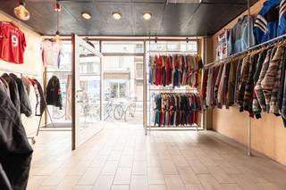Kortrijksepoortstraat 7 - Centraal gelegen opbrengsteigendom op wandelafstand van de Veldstraat, Kouter en de Coupure. Dankzij de strategische ligging geniet het pand van een constante stroom van voorbijgangers en een interessant verhuurpotentieel. 

Een toekomstgerichte investering: de heraanleg van de Petercelle-as versterkt de passage, bereikbaarheid en commerciële aantrekkingskracht van deze handelslocatie.

Het pand bestaat uit: 
- Commerciële gelijkvloers met berging van 80m², momenteel verhuurd aan €1800/maand tot 31/01. 
- Appartement met 2 slaapkamers op de eerste verdieping, verhuurd aan €1100/maand, lange termijn huur. 
- Duplex appartement met 1 slaapkamer op de bovenste verdieping, verhuurd aan €750, 1 jarig contract met optie om te verlengen.
- Kelder

Totale huidige huuropbrengst: €3.650/maand of €43.800/jaar

Het bovenste appartement is niet vergund als afzonderlijke woonentiteit, wel verjaard en beschikt over een conformiteitstattest geldig tot 2034. 

Contacteer ons voor informatie of een bezoek: tbaete@trevi.be