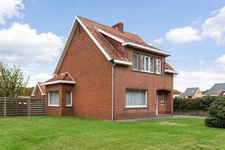 In de Pappotstraat, een bijzonder rustige en groene straat in Tongerlo, wacht deze open bebouwing op een nieuw verhaal. Op een royaal perceel van...