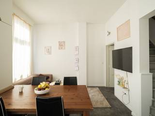 In een vlot bereikbare omgeving in Gent bevindt zich deze gerenoveerde rijwoning, waar functionaliteit en hedendaags wooncomfort harmonieus samenkomen. De renovatie in 2020 gaf de woning een frisse, eigentijdse uitstraling, met aandacht voor licht, ruimte en praktisch gebruiksgemak — ideaal voor wie zorgeloos wil wonen of investeren.<br /><br />Bij het binnenkomen vinden we de leefruimte met open keuken. De woning ontvouwt zich verder met twee volwaardige slaapkamers, aangevuld met een charmante slaapmezzanine in één van de slaapkamers die extra flexibiliteit biedt. Deze indeling leent zich uitstekend voor studerende kinderen, co-housing of het creëren van een afzonderlijke werk- of logeerplek.<br /><br />Het comfort wordt versterkt door twee badkamers, een zeldzame troef in dit segment, die privacy en gebruiksgemak garanderen voor meerdere bewoners. Dit maakt de woning bijzonder geschikt voor verhuurdoeleinden of als investering met aantrekkelijk rendement.<br /><br />De vlot bereikbare ligging vormt een bijkomende meerwaarde. Openbaar vervoer, invalswegen, winkels bevinden zich binnen handbereik.<br /><br />Een instapklare stadswoning met doordachte indeling, hedendaagse afwerking en veelzijdige mogelijkheden — ideaal voor eigen bewoning, studerende kinderen of als zorgeloze investering in Gent.