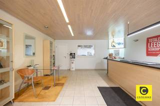 <p><span>Unieke Kans voor Wonen en Werken in Aartselaar!</span></p><p><span> </span></p><p><span> </span></p><p><span>Dit pand biedt een uitstekende gelegenheid om wonen en werken te combineren, gelegen in het bruisende hart van Aartselaar. Met een totaal van 226 m² bruikbare ruimte (cfr EPC) is het perfect geschikt voor commercieel gebruik, met de mogelijkheid om boven de werkruimte te wonen.</span></p><p><span> </span></p><p><span>Indeling van het pand:</span></p><ul><li><span>Gelijkvloers</span><span>: De professioneel ingerichte commerciële ruimte beschikt over een moderne en lichte verkoopruimte. De ruimte heeft een uitnodigende entree met een houten balie en biedt toegang tot een achterliggende werkzone. De ruime etalage biedt uitstekende zichtbaarheid voor uw bedrijf, en er is een grote tuin aanwezig die ook via het gelijkvloers toegankelijk is.</span></li><li><span>Eerste verdieping</span><span>:</span><span> </span><span>Een lichtrijke living van ongeveer 162 m² (cfr EPC-attest) biedt ruimte voor ontspanning en gezinsleven. De living heeft directe toegang tot de volledig geïnstalleerde gesloten keuken.</span></li><li><span>Tweede verdieping</span><span>: Hier vindt u twee ruime slaapkamers, een badkamer, en een apart toilet.</span><span> </span></li><li><span>Zolder</span><span>: De zolder biedt talloze mogelijkheden voor extra kamers, zoals een extra slaapkamer, badkamer of ruime opbergruimte.</span></li></ul><p><span>Extra voordelen:</span></p><ul><li><span>Commerciële ruimte op het gelijkvloers en een ruime duplex erboven.</span></li><li><span>Gelegen in de winkelstraat van Aartselaar (een toplocatie!).</span></li><li><span>Grote etalage die uw bedrijf zichtbaar maakt.</span></li><li><span>Veel natuurlijk licht door het hele pand.</span></li><li><span>Ruime zolder met veel potentieel.</span></li><li><span>Basisakte aanwezig en een solide betonconstructie.</span></li></ul><p><span> </span></p><p><span>Conclusie:</span><span><br /></span><span>Dit pand is de ideale keuze voor ondernemers die wonen en werken willen combineren op één locatie, of voor investeerders op zoek naar een veelzijdige ruimte die zowel commercieel als residentieel kan worden benut. Grijp deze unieke kans!</span></p><p><span> </span></p>