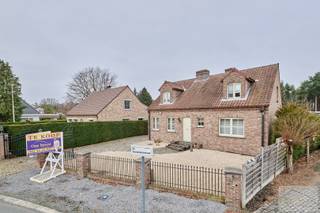 Op zoek naar ruimte, mogelijkheden én karakter? Dan is deze vrijstaande woning op een uitzonderlijk perceel van maar liefst 1.377 m² absoluut...