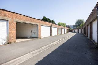 Bent u op zoek naar een garagebox voor uw auto of net naar een ruime plaats om materiaal in op te bergen? Zoekt u een leuke investering om te verhuren? Dan stellen wij graag deze garagebox (nr. 57) aan u voor!<br /><br />Bovengronds gelegen in een afgesloten garagecomplex (automatische poort vooraan) met rolluikpoort. Momenteel is de garagebox verhuurd.<br /><br />Afmetingen: 6,50m x 3,18m (poort: 1,79m x 2,75m).<br /><br />Voor meer informatie of een bezichtiging kan u One vastgoed steeds bereiken op volgend nummer 03 360 85 30.