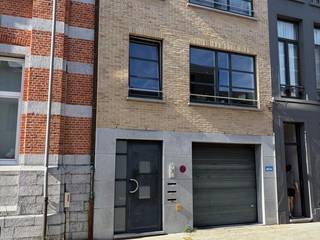 Gezellig gelijkvloers appartement met 1 slaapkamer en grote tuin, gelegen nabij het centrum en op wandelafstand van de Grote Markt. Omvattende: inkomhal, gastentoilet met lavabo, Living van ca. 27 m2 met rechtstreekse toegang naar het terras en de tuin. De ingerichte keuken is uitgerust met een oven, keramische kookplaat en vaatwasser. De slaapkamer beschikt eveneens over een rechtstreekse doorgang naar het terras en de tuin. De badkamer is voorzien van een ligbad met douchescherm en een lavabomeubel met praktische opbergkast. Buiten geniet je van een terras van ca. 17 m² en een ruime tuin van ca. 55 m². Verder is er buiten water en elektriciteit aanwezig, evenals een zonnetent en een tuinberging. Daarnaast beschikt het appartement over een aparte fietsberging..Wie extra parkeergelegenheid wenst, kan optioneel een afgesloten garage huren voor € 120 per maand. Een aangenaam en praktisch appartement met een mooie buitenruimte op een uitstekende ligging vlak bij het centrum. Huurprijs: 875 euro ( + 30 euro gemeenschappelijke kosten ). Voor info en bezichtiging: STEEDS NA TELEFONISCHE AFSPRAAk: 0487/759.758