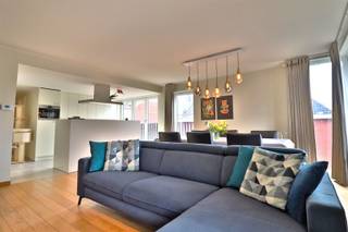 <p><span>SCHITTEREND HOEKAPPARTEMENT NABIJ HET CENTRUM</span></p><p><span> </span></p><p><span>Dit schitterend appartement geniet van een topligging nabij het centrum met tal van winkels op wandelafstand.  <br />Op het tweede verdiep komt dit appartement aardig uit de hoek, grote ramen genieten er van een open zicht en ontvangen heel veel licht en zon.  <br /><br />Inkom met doorsteek naar de leefruimte met salon, eethoek en keuken.  <br />Er zijn 2 slaapkamers en een aparte dressing of bureauruimte.  Er is een nette badkamer en een extra bergruimte.  <br /><br />In de kelder is nog een handige bergruimte en plaats voor fietsen.  <br />Met terrasje voor gezellige buitenmomenten.</span></p><p><span> </span></p><p><span>NABIJ CENTRUM<br />WARM AANGEKLEED<br />VEEL LICHTINVAL<br />VLOTTE LIGGING</span></p>