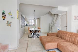 <p>Gelegen aan de Salvialei in Schoten bevindt zich deze gezellige gezinswoning met vier slaapkamers en een aangename tuin. De woning verwelkomt je met een charmant voortuintje en biedt binnen een verrassend ruime indeling, verdeeld over verschillende verdiepingen.<span></span></p>
<p>Via de inkomhal, voorzien van een afzonderlijk gastentoilet, komen we meteen in de keuken, uitgerust met een gasfornuis met oven, vaatwasser en ingebouwde koelkast met vriesvak. Aansluitend bevindt zich de woon- en leefruimte. De grote schuiframen zorgen voor een mooie lichtinval en geven rechtstreeks toegang tot de <strong>zuidwest georiënteerde tuin</strong> met aangelegd terras, waar je optimaal van de middag- en avondzon kan genieten.</p>
<p>Op het tussenverdiep bevindt zich de eerste slaapkamer, momenteel ingericht als babykamer. Deze kamer beschikt over een eigen badkamer met ligbad en enkele wastafel.</p>
<p>De eerste verdieping biedt plaats aan de ruime master bedroom en een tweede, bijzonder ruime badkamer, uitgerust met een dubbele wastafel, inloopdouche en toilet.</p>
<p>Op de bovenste verdieping bevinden zich nog twee volwaardige slaapkamers, waardoor de woning in totaal vier slaapkamers telt en voldoende ruimte biedt voor een gezin, thuiswerkplek of logeerkamer.</p>
<p>Daarnaast beschikt de woning over een kelder, ideaal als extra bergruimte. <strong>Zonnepanelen en airconditioning</strong> vormen bijkomende troeven en dragen bij aan het hedendaagse wooncomfort.</p>
<p>Een warme gezinswoning met veel ruimte, twee badkamers en een zonnige tuin om volop van te genieten.</p>