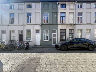 OPGELET: om dit pand te huren of bezichtigen vragen wij steeds eerst een virtueel bezoek te brengen aan het pand. Ga hiervoor naar www.rosseel.be en vul de referentie T066 in in het veld ‘zoek’ bovenaan rechts. Kies dan ‘360°’. De website helpt je nu verder voor de volgende stappen.<br /><br />Deze volledig instapklare en uitstekend onderhouden woning bevindt zich net buiten het centrum van Gent. Op het gelijkvloers bevindt zich een ruime bergruimte, toilet, keuken en eetplaats. Op de eerste verdieping bevindt zich de leef- en woonruimte. Op de tweede verdieping bevindt zich een eerste slaapkamer en badkamer. Helemaal bovenaan bevindt zich een tweede slaapkamer. Beschikbaar vanaf 16/10/2026.