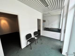 <h3><span>Te renoveren handelswoning met karakter en potentieel ca. 300 m² hartje Kapellen</span></h3><p><span>Uniek aanbod in het centrum van Kapellen!</span><span> Deze ruime handelswoning met een bewoonbare oppervlakte van maar liefst </span><span>ca. 300 m²</span><span> bevindt zich op een </span><span>absolute toplocatie</span><span>: op wandelafstand van het </span><span>station</span><span>, omringd door </span><span>winkels, horeca en diensten</span><span>. Ideaal voor wie wonen en werken wil combineren, of voor wie op zoek is naar een </span><span>meergezinswoning met volume</span><span>.</span></p><h4><span>Indeling:</span></h4><p><span>Het </span><span>gelijkvloers</span><span> is momenteel ingericht als </span><span>praktijkruimte/winkel</span><span> met een oppervlakte van </span><span>ca. 76 m²</span><span>, inclusief een inkomsas, kantoorruimte en een ruime multifunctionele achterkamer van </span><span>30 m²</span><span>, perfect als personeelsruimte of keuken. Verder is er een aparte hal met toegang tot het woongedeelte. Achteraan beschik je over een </span><span>terras en tuin</span><span>, een ware troef op deze locatie.</span></p><p><span>Op de </span><span>eerste verdieping</span><span> vinden we het </span><span>leefgedeelte</span><span>, bestaande uit:</span></p><ul><li><span>Een </span><span>ruime woonkamer</span><span> op parket (</span><span>28 m²</span><span>)</span></li><li><span>Een </span><span>aparte keuken</span><span> (</span><span>12 m²</span><span>)</span></li><li><span>Een </span><span>badkamer</span><span> met dubbele lavabo, bad en toilet (</span><span>6 m²</span><span>)</span></li><li><span>Een </span><span>overloop</span><span> (</span><span>12 m²</span><span>) die de ruimtes mooi met elkaar verbindt</span></li></ul><p><span>De </span><span>tweede verdieping</span><span> biedt onderdak aan:</span></p><ul><li><span>3 lichtrijke slaapkamers</span><span> van respectievelijk </span><span>9 m², 12 m² en 21 m²</span></li><li><span>Een </span><span>bergzolder</span><span> die extra opbergruimte biedt</span></li></ul><h4><span>Troeven van deze woning:</span></h4><p><span>Commerciële topligging in centrum Kapellen<br />Enorme bewoonbare oppervlakte (ca. 300 m²)<br />Ideaal voor combinatie </span><span>wonen & werken</span><span><br /></span><span>Asbestveilig</span><span> verklaard<br /></span><span>Zonnige tuin</span><span> met veel privacy<br />Geschikt voor gezinnen, zelfstandigen of investeerders</span></p><p><span>Let op</span><span>: dit pand valt onder de </span><span>renovatieplicht</span><span> van de Vlaamse overheid, maar biedt dankzij zijn indeling en locatie </span><span>enorm veel potentieel</span><span> om te transformeren tot een moderne, comfortabele gezinswoning of stijlvolle combinatie van winkel en woonst.</span></p><p><span>Ontdek deze unieke kans en plan vandaag nog je bezoek!</span></p>