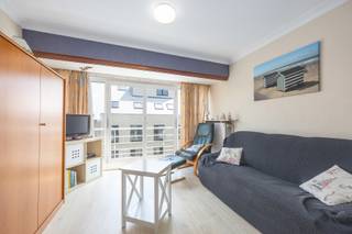 <div>
<div>
<section>
<div>
<div>
<div>
<div>
<div>
<div>
<p><strong>Residentie SUN VALLEY</strong> – Op wandelafstand van het centrum en het strand bevindt zich deze ruime, gemeubelde studio van ca. 38 m² op de 3de verdieping. De studio bestaat uit een inkomhal met ingebouwde bergkasten, een lichtrijke woonkamer met balkon, eethoek en dubbel opklapbed, een aparte keuken en een badkamer met douche en toilet. De studio beschikt over dubbele beglazing en een rolluik. Zeer rustig gelegen op slechts 150 meter van de zeedijk, openbaar vervoer en winkels. De residentie is voorzien van een lift en een fietsenlokaal. Centrale verwarming op stookolie. Bovendien werd de achtergevel onlangs gerenoveerd en zijn zowel het hoofddak als de achtergevel geïsoleerd. Ideaal als tweede verblijf aan zee of als interessante investering.</p>
</div>
</div>
</div>
</div>
<div></div>
<div>
<div></div>
</div>
</div>
</div>
</section>
</div>
</div>
<div></div>