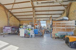 Op een landelijke en rustige locatie in Aartrijke bevindt zich deze instapklare open bebouwing op een prachtig perceel van 3.270 m² met een straatbreedte van maar liefst 42 meter.<br />De woning biedt een bewoonbare oppervlakte van ca. 260 m², gecombineerd met een ruime garage, loods en tal van extra troeven.<br />De woning geniet van een rustige ligging en combineert volume, functionaliteit en energiezuinigheid.<br />Binnenin vindt u een ruime leefruimte met houtkachel, een volledig ingerichte keuken, veranda met open zicht en maar liefst 5 slaapkamers.<br />Op het gelijkvloers is er bovendien een slaapkamer met aansluitende badkamer, ideaal voor gelijkvloers wonen.<br />De verdieping biedt extra slaapkamers, dressings, een tweede badkamer en een royale speelkamer. Buiten geniet u van een zonnig terras met pergola.<br />De dubbele garage met laadpaal en de ruime loods (hoogte 5,17 m) maken dit pand perfect voor zelfstandigen of hobbyisten.<br />Daarnaast beschikt de woning over 38 zonnepanelen (deels met certificaten tot 2031), dak- en muurisolatie en dubbele beglazing waardoor er geen renovatieplicht van toepassing is.<br />Een unieke eigendom voor wie landelijk wil wonen met ruimte voor gezin, werk en ontspanning.<br />Interesse in deze veelzijdige woning? Ontdek zelf het potentieel tijdens een bezoek.<br />EPC: 187 kWh/m² (Vg, Ag, Gmo, Gvkr, Gvv) Ref. OU28683<br />Neem voorsprong met een vrijblijvende en gratis schatting van uw eigendom via:<br />www.residentievastgoed.be/gratisonlineschatten