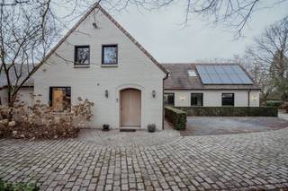 Cette villa magnifiquement entretenue est située dans un environnement verdoyant tout en restant proche du centre de Waregem, qui allie...