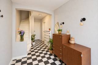 Cette maison prête à emménager est située dans un quartier résidentiel calme et agréable, à la frontière entre Hoboken et Wilrijk. Un emplacement idéal qui combine un environnement verdoyant avec une excellente accessibilité. Le Schoonselhof se trouve à proximité, tandis que le centre d’Anvers ainsi que les principaux axes routiers A12 et E19 sont facilement accessibles.

Dès l’entrée, vous découvrez un hall spacieux avec toilette séparée. Celui-ci donne accès au garage, prolongé par un espace de rangement supplémentaire. Cet espace offre différentes possibilités d’aménagement et peut notamment servir de bureau, d’espace hobby ou de rangement complémentaire.

Le rez-de-chaussée comprend également une buanderie pratique avec arrière-cuisine, donnant directement accès au jardin. Le grand jardin dispose de deux terrasses, permettant de profiter du soleil à différents moments de la journée.

Au premier étage se trouve un séjour lumineux avec cuisine ouverte. Les grandes baies vitrées offrent une belle luminosité naturelle et renforcent la sensation d’espace de cet étage.

Le dernier étage a été récemment rénové et comprend actuellement deux chambres d’environ 14 m² et 24 m². La plus grande chambre peut facilement être divisée en deux chambres à part entière, permettant ainsi la création d’une troisième chambre.

La salle de bains a également été entièrement rénovée en 2025 et est équipée d’une baignoire, d’une douche et d’une toilette. De nouvelles fenêtres ont par ailleurs été installées à cet étage en 2026. La toiture a été rénovée en 2019.

Avec un PEB favorable de classe B, une installation électrique conforme et plusieurs rénovations récentes, cette maison combine confort contemporain, agencement pratique et situation agréable.