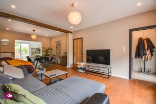 <p><span>Instapklare woning in Hofstade</span></p><p><span> </span></p><p><span>Deze instapklare woning is centraal gelegen nabij het centrum van Hofstade, op wandelafstand van het Bloso-domein Hofstade. Dankzij de vlotte verbinding richting Mechelen, Leuven, Brussel en Antwerpen geniet je hier van een uitstekende bereikbaarheid. Openbaar vervoer, winkels en andere voorzieningen bevinden zich bovendien vlakbij.</span></p><p><span> </span></p><p><span>Via de inkomhal met aparte gastentoilet kom je in de leefruimte met volledig geïnstalleerde keuken en een praktische berging. Daarnaast heb je op het gelijkvloers ook een slaapkamer, badkamer uitgerust met wastafel & inloopdouche, en een aparte ruimte die kan dienen als dressing of extra slaapkamer. Daarnaast is er nog een bijkomende berging of bureauruimte voorzien.</span></p><p><span> </span></p><p><span>Een grote troef aan deze woning is de ruime verdieping, deze is bereikbaar via een vaste trap in de inkomhal. De ruimte kan volledig ingericht worden naar eigen smaak en behoeften, met de mogelijkheid om extra slaapkamers en een bijhorende badkamer te creëren. Hierdoor biedt de woning heel wat potentieel voor gezinnen of wie op zoek is naar extra ruimte in de toekomst. </span></p><p><span> </span></p><p><span>De onderhoudsvriendelijk tuin, toegankelijk vanuit de keuken, vormt de perfecte plek om te genieten.</span></p><p><span> </span></p><p><span>Zin om van deze woning jouw nieuwe thuis te maken? Neem vandaag nog contact met ons op voor een bezoek!</span></p><p><span> </span></p><p><span>015 20 36 00 - info@domoxim.be </span></p><p><span> </span></p><p><span>domoXim. Waar dromen thuis komen!</span></p><p><span> </span></p><p><span>Ook de waarde van je </span><span>eigen</span><span> woning kennen? Wij geven je graag advies.</span></p>