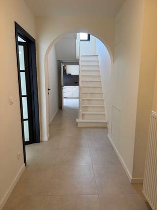 Ruime, volledig gerenoveerde woning met 4 slaapkamers en tuin nabij het centrum van Sint-TruidenOp een toplocatie aan de rand van het bruisende...