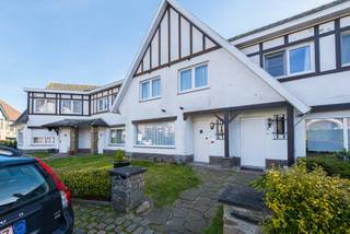 Résidence LE MANOIR : Spacieuse maison 4 chambres avec 2 garages à 400 mètres de la digue à Westende-Bains.Située dans une petite copropriété à la...