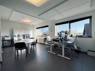 Op zoek naar een inspirerende werkplek met veel lichtinval, gelegen op een goede verbinding in Waasmunster? Dan is deze kantoorruimte met...