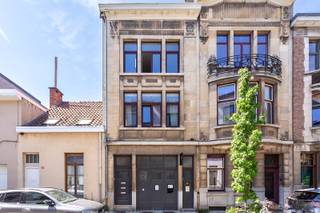 Ontdek dit recent gerenoveerde duplexappartement in het hippe Borgerhout, vlak bij het levendige Moorkensplein met tal van gezellige eet- en drinkadresjes. Gelegen in een charmant, kleinschalig gebouw met slechts drie units. De lichtrijke leefruimte met open keuken biedt een aangename indeling en modern comfort. Boven bevinden zich drie slaapkamers en extra bergruimte. Energiezuinig, centraal gelegen en volledig instapklaar – ideaal voor wie stijlvol wil wonen in een opkomende stadsbuurt!