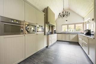 INDELINGBij het binnenkomen word je verwelkomd in de inkomhal met links toegang tot de gezellige leefruimte voorzien van pelletkachel met een...