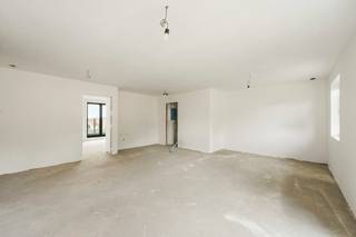 Ontdek dit prachtige nieuwbouwappartement, gelegen op een steenworp afstand van alle voorzieningen: winkels, scholen, openbaar vervoer en belangrijke invalswegen.<br /><br />Gelegen op de eerste verdieping biedt dit lichtrijke appartement een bewoonbare oppervlakte van ongeveer 70 m² en een moderne woonomgeving.<br /><br />Indeling:<br /><br />* Inkomhal<br />* Mooie open en lichtrijke leefruimte<br />* 1 ruime slaapkamer<br />* Badkamer<br />* Privébalkon<br />* 1 private parkeerplaats<br /><br />Energieprestaties van de nieuwste generatie<br /><br />Het appartement werd ontworpen volgens de meest recente energienormen en beschikt onder meer over:<br /><br />* Vloerverwarming<br />* Een performante warmtepomp<br />* Uitstekende thermische en akoestische isolatie<br />* Installaties die zorgen voor een laag energieverbruik en een optimaal wooncomfort het hele jaar door<br /><br />Twee aankoopmogelijkheden volgens uw wensen:<br /><br />Instapklare uitvoering (sleutel-op-de-deur)<br /><br />Personaliseer uw toekomstige woning volledig door zelf de afwerkingen en materialen te kiezen: vloerbekleding, keuken, sanitair, wandtegels, enzovoort.<br /><br />Casco-uitvoering (gesloten ruwbouw)<br /><br />De ideale oplossing voor kopers die de afwerking zelf wensen uit te voeren en hun interieur op eigen tempo willen inrichten, met volledige controle over het budget.<br /><br />Deze eigendom vormt een uitstekende opportuniteit voor zowel starters als investeerders die op zoek zijn naar een duurzame en waardevaste investering.