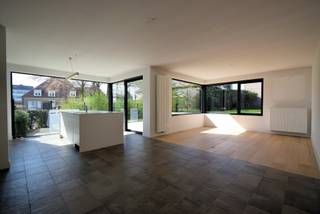 MEELSTRAAT 9 - 8800 ROESELARE <br /><br />Deze recente alleenstaande woning met tuin is gelegen in een rustige en groene omgeving, en toch vlakbij het centrum van Roeselare.<br /><br />De woning bestaat uit een inkomhal met gastentoilet, een lichtrijke leefruimte met grote glaspartijen en aansluitend een moderne open keuken met eiland. Verder beschikt de woning over een wasplaats en dressing.<br /><br />Op de verdieping bevinden zich 3 slaapkamers, een badkamer met dubbele lavabo, ligbad en instapdouche, evenals een tweede toilet.<br /><br />Aangename tuin met zonnig terras en buitenberging.<br />Carport aanwezig.<br /><br />Beschikbaar vanaf 1/08/2026