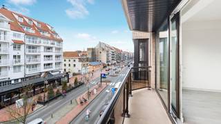 Aan de zonnekant van de Lippenslaan, op wandelafstand van zee en strand, bieden wij dit energiezuinig appartement met terrassen voor- en achteraan...