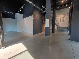 Deze winkel is gelegen op de hoek van de Meirbrug en Wiegstraat, vlakbij de Meir, Huidevettersstraat en Groenplaats.<br />De winkel is +/-100m² groot met een commerciële verdieping van +/- 463m².<br />Vlakbij "Burger King", "Hunkemöller", "Proximus", "Ulla Popken", "New Balance", "New Zealand Auckland" e.a.<br />EPC X.