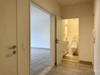 <p>Dit aangename appartement is centraal gelegen, op een locatie met een uitstekende bereikbaarheid richting <strong>Antwerpen centrum</strong> én de <strong>E19</strong>. Bovendien bevindt u zich vlakbij de <strong>groene rand rond Antwerpen</strong> en het <strong>Middelheimpark/ziekenhuis</strong>, met winkels, scholen en openbaar vervoer op wandelafstand. Hier woont u rustig en comfortabel, met alle voorzieningen binnen handbereik.</p>
<p>Het appartement heeft een bewoonbare oppervlakte van <strong>83 m²</strong> en werd <strong>recent volledig opgefrist</strong>. <br /><br />Samenstelling als volgt:</p>
<ul>
<li>Ruime <strong>centrale inkomhal</strong> met<strong> </strong>vestiairekast</li>
<li><strong>Apart toilet</strong></li>
<li>Lichtrijke <strong>woonkamer van 31 m²</strong></li>
<li><strong>Vernieuwde badkamer</strong> met wastafel in meubel en inloopdouche</li>
<li><strong>Keuken </strong>ingericht met dubbele spoeltafel, vaatwasser, keramische kookplaat, dampkap en nieuwe oven</li>
<li><strong>Berging/wasplaats</strong></li>
<li><strong>Ruime slaapkamer van 12 m²</strong></li>
</ul>
<p>Achteraan het appartement bevindt zich een <strong>afgesloten terras van maar liefst 25 m²</strong>, een absolute meerwaarde om in alle rust van het buitenleven te genieten.</p>
<p>Een zeer aangenaam appartement op een toplocatie, ideaal voor wie comfortabel wil wonen met vlotte verbindingen en veel groen in de buurt.<br /><br />Beschikbaar: 01 februari 2026</p>