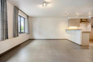 Op een rustige en aangename locatie in Kampenhout bevindt zich dit instapklare gelijkvloers appartement met 2 slaapkamers, gelegen in een verzorgd gebouw uit 2010. Het appartement verkeert in een uitstekende staat en is ideaal voor wie op zoek is naar comfort, een praktische indeling en een aangename buitenruimte.<br /><br />Bij het betreden van het appartement kom je terecht in de inkomhal, die toegang biedt tot de verschillende leefruimtes. De lichtrijke woonkamer sluit aan op de volledig ingerichte keuken en vormt een aangename leefruimte. <br /><br />Verder beschikt het appartement over een apart toilet, een badkamer met ligbad, een praktische berging en twee volwaardige slaapkamers.<br /><br />Een bijkomend voordeel is dat zowel een privatieve staanplaats als een kelderberging inbegrepen zijn in de verkoopprijs.<br /><br />Indeling:<br />- Inkomhal<br />- Woonkamer<br />- Keuken<br />- 2 slaapkamers<br />- Badkamer met ligbad<br />- Apart toilet<br />- Berging<br />- Groot terras achteraan<br />- Staanplaats<br />- Kelderberging<br /><br />Interesse? Neem dan nu contact met ons op om een afspraak in te plannen!<br /><br />Bestuursmaatregelen in het maatregelenregister: nee