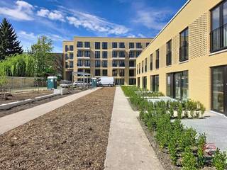 Deze duplex met drie slaapkamers + kinderkamer / werkkamer / inloopkast, gelegen in het project Mench, biedt een ideale combinatie tussen een appartement en een woning, met ruime volumes en een privatieve buitenruimte. Gelegen in een rustige omgeving met een gemeenschappelijke tuin, geniet het project van een strategische ligging vlakbij openbaar vervoer, winkels en hoofdwegen.<br />Het hoofdniveau omvat een lichtrijke leefruimte met een volledig uitgeruste open keuken, met toegang tot de buitenruimte. Een gastentoilet en een wasruimte vervolledigen dit niveau.<br />Op de verdieping vindt u drie slaapkamers, twee moderne badkamers en een extra ruimte die kan dienen als bureau, dressing of kinderkamer. Een perfect pand voor een gezin of huisgenoten die op zoek zijn naar ruimte en modern comfort.<br />De hedendaagse afwerkingen garanderen optimaal dagelijks comfort: uitstekende energieprestatie met een EPC A, warmtepomp, zonnepanelen, ventilatiesysteem met dubbele flux, vloerverwarming, kwaliteitsvolle materialen en verzorgde afwerkingen. Lage provisies. Onmiddellijk beschikbaar. Mogelijkheid om een parkeerplaats te huren tegen meerprijs (met of zonder laadpaal). Oppervlaktes worden ter indicatie opgegeven.<br /><br />
<p><u>Indeling</u>:</p>
<p>Begane grond</p>
<ul>
<li>Entree</li>
<li>Kinderkamer / Kantoor / Kleedkamer</li>
<li>Slaapkamer 1</li>
<li>Badkamer</li>
<li>Toilet</li>
<li>Doucheruimte</li>
<li>2 slaapkamers</li>
</ul>
<p>Tuinniveau</p>
<ul>
<li>Woonkamer met volledig ingerichte keuken</li>
<li>Wasruimte</li>
<li>Toilet</li>
<li>Terras + tuin</li>
</ul>