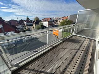 Deze aangename, zongerichte studio is centraal gelegen in Westende-Bad, op wandelafstand van winkels, het strand en vlak bij de tramhalte. Bij het binnenkomen komt u terecht in de inkomhal, die toegang biedt tot de badkamer met douche en toilet. Verder beschikt de hal over praktische ingemaakte kasten die zorgen voor extra opbergruimte. De gezellige leefruimte met open keuken geeft rechtstreeks toegang tot het ruime, zonnige terras, waar u heerlijk kunt genieten van de zon en de buitenlucht. Dankzij de centrale ligging en het aangename terras is deze studio ideaal als tweede verblijf aan zee of als interessante investering.