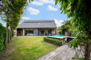 Op zoek naar rust, ruimte én comfort? Deze charmante woning (165 m², opp. louter informatief) combineert het allemaal! Via de inkomhal met...