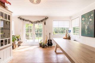 <p><strong>Rustig wonen te midden van het groen in Kapellen.</strong> Te renoveren open bebouwing biedt een unieke kans voor wie houdt van natuur en privacy. Je woont op een prachtige locatie, waar je volledig tot rust komt, maar toch met met winkels, scholen en openbaar vervoer in de buurt.</p><p><strong>De woning bestaat uit een gezellige woonkamer met veel lichtinval en zicht op de omliggende natuur </strong>– een extra ruimte achteraan, ideaal als tv-hoek, bureau of zelfs als extra slaapkamer – een ingerichte keuken – een badkamer voorzien van ligbad, wastafel en toilet. Op de eerste verdieping zijn er 2 slaapkamers, waarvan één met ingemaakte kasten.</p><p>De tuin is dé grote troef en loopt volledig rondom de woning met verschillende plekjes om te ontspannen.</p><ul><li>Mooi renovatieproject met mogelijkheid om je eigen smaak te combineren met authenticiteit</li><li>Veel groen en privacy</li><li>Aparte garage</li></ul>