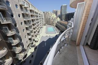 Ontdek dit aangename appartement met 2 slaapkamers, ideaal gelegen in de geliefde <strong>Residentie Zeezicht</strong> te <strong>Mariakerke-Oostende</strong>. Deze residentie biedt tal van troeven, waaronder een <strong>verwarmd zwembad</strong> binnen het complex en een <strong>zonnige binnenkoer</strong> waar u in alle rust kunt genieten.<br />Het appartement beschikt over een <strong>lichtrijke woonkamer en eetplaats</strong> die rechtstreeks toegang geven tot een <strong>privéterras met uitzicht op het zwembad</strong> – perfect om te ontspannen na een strandwandeling of een duik in het water.<br />Het gebouw paalt aan de Zeedijk, u heeft een rechtstreekse doorgaan tot de Zeedijk !<br /><br />Verder beschikt het appartement over:
<ul>
<li><span>Een <strong>aparte, volledig uitgeruste keuken</strong></span></li>
<li><span>Een <strong>badkamer met douche en lavabo</strong></span></li>
<li><span>Een <strong>apart toilet</strong></span></li>
<li><span><strong>Twee comfortabele slaapkamers</strong></span>
<ul>
<li><span>Eén slaapkamer met <strong>dubbel bed</strong></span></li>
<li><span>Eén slaapkamer met <strong>stapelbed</strong> en toegang tot een <strong>privébalkon aan de achterzijde</strong></span></li>
</ul>
</li>
</ul>
Dit appartement is perfect als <strong>tweede verblijf</strong>, <strong>vaste woonst</strong> of <strong>investering aan de kust</strong>. Dankzij de <strong>gunstige ligging</strong> bent u op wandelafstand van het strand, openbaar vervoer, winkels en horeca.<br /><strong>Troeven:</strong>
<ul>
<li><span>Verwarmd zwembad in het gebouw</span></li>
<li><span>Twee buitenruimtes (terras én balkon)</span></li>
<li><span>Zonnige, goed onderhouden binnenkoer</span></li>
<li><span>Goede bereikbaarheid en rustige ligging vlak bij zee</span></li>
<li><span>Inclusief berging in het gebouw!</span></li>
</ul>
<strong>Een buitenkans in een rustige en goed onderhouden residentie aan de kust!</strong><br />