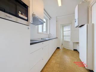 Cet appartement rénové et agréable situé au 156, Karel de Stoulaan allie confort et emplacement idéal. Avec une chambre à coucher et une salle de bain, il offre un espace de vie parfait pour les célibataires ou les couples à la recherche d’un logement calme et fonctionnel. L’agencement crée un intérieur lumineux et convivial.<br /><br />Grâce à sa situation centrale sur la Karel de Stoulaan, vous êtes à proximité de divers commerces, écoles et transports en commun, rendant la vie quotidienne très pratique.<br /><br />De plus, l’appartement est bien entretenu et prêt à emménager, vous permettant d’en profiter immédiatement. Ce bien constitue un excellent choix pour ceux qui souhaitent vivre au centre, avec confort et espace, dans un quartier agréable.<br /><br />€50 provision pour la consommation privée d’eau <br />€25 forfait pour les charges communes (indexé annuellement)