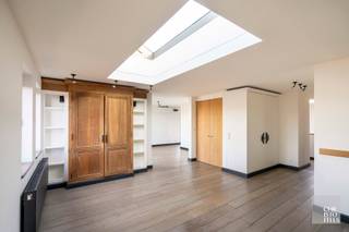 Indeling:De royale inkomhal op de derde verdieping is voorzien van een gastentoilet en een ingebouwde vestiaire. De stijlvolle woonkamer biedt een...