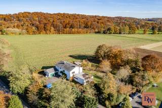 <strong>Uniek gelegen woning met veel potentieel te Korbeek-Lo</strong><br /><br />Op zoek naar ruimte, rust en een unieke ligging midden in het groen? Deze degelijke en charmante woning in <strong>Korbeek-Lo</strong> biedt het allemaal! Gelegen op een perceel van maar liefst <strong>4.058 m²</strong>, geniet je hier van volledige privacy en een adembenemend uitzicht over de omliggende velden — en dat op slechts <strong>5 km van het centrum van Leuven</strong> en <strong>5 km van de oprit van de autostrade</strong>.<br />De woning beschikt over een <strong>bewoonbare oppervlakte van ongeveer 325 m².</strong> <span>Dankzij de ruime indeling, betonnen gewelven en degelijke structuur biedt deze eigendom een uitstekende basis voor wie op zoek is naar een woning met veel mogelijkheden.</span><br />Als extra troef heeft de woning een <strong>bijbouw </strong>die momenteel dienst doet als bureau en hobbyruimte, maar deze biedt ook de perfecte mogelijkheid om een <strong>praktijkruimte</strong> in te richten — ideaal voor vrije beroepen of thuiswerk.<br />Hoewel de woning <strong>renovatie</strong> vraagt, kan je hier met de juiste aanpak jouw <strong>droomwoning</strong> creëren op een uitzonderlijke locatie, omringd door natuur en toch dicht bij alle voorzieningen.<br /><span>De ruime tuin is een waar paradijs voor liefhebbers van groen: een plek waar u met plezier kan tuinieren, tot rust komt tussen het groen en volop kunt genieten van de zon.</span><br />Een unieke kans voor wie houdt van ruimte, rust en potentieel!<br /><br />BEZOEKMOMENT VOLZET!<br /><br />Maak nu uw afspraak voor het bezoekmoment op zaterdag 6/12 en mis deze kans niet! Contacteer Annelies 0468/20.90.02 of annelies@vastgoeddw.be voor meer info.<br />