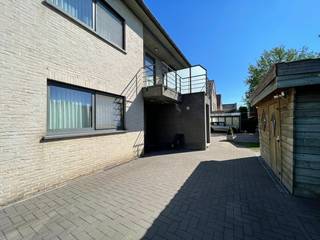 CONTACT <br />Jeroen Vandormael: jeroen@vastgoedvalkenborgh.be | 0498/05.76.72 <br /><br />Dit gelijkvloerse appartement aan de Keizel in Diepenbeek biedt een ruime en praktische indeling, ideaal voor comfortabel wonen. Met drie volwaardige slaapkamers, een deels overdekt terras en de mogelijkheid om een grotere tuin aan te leggen, is dit een interessante woonst voor zowel gezinnen als investeerders. <br /><br />Dankzij de grote raampartijen is er veel natuurlijk lichtinval, terwijl de parkeermogelijkheden vlak voor de deur het dagelijkse gebruiksgemak verhogen. Het gebouw telt slechts vier wooneenheden, beschikt over aparte inkoms en is zeer goed onderhouden. <br />Hierdoor zijn er nauwelijks gemeenschappelijke delen te onderhouden en blijven de algemene kosten bijzonder laag (slechts €125 per jaar). Het ontbreken van een lift draagt eveneens bij aan deze lage kosten. Een bijkomend voordeel is het aanwezige tuinhuis dat extra bergruimte biedt. <br /><br />De ligging is gunstig: op korte afstand van de verbindingsweg tussen Hasselt en Diepenbeek, met een vlotte verbinding naar beide centra, de Universitaire Campus en het station van Diepenbeek. Winkels en horecazaken bevinden zich eveneens in de nabije omgeving. <br /><br />Het appartement is momenteel verhuurd aan €745 per maand en wordt door de huurders zorgvuldig onderhouden, wat het ook aantrekkelijk maakt als investering. <br /><br />INDELING <br />Inkomhal, slaapkamer/bureau, apart toilet, ruime woonkamer met open keuken en schuifraam naar buiten, praktische berging met aansluitingen voor wasmachine en droogkast, extra slaapkamer, badkamer met lavabo, toilet en hoekbad (douchevoorziening aanwezig), derde slaapkamer, en een terras met tuin en tuinhuis. <br /><br />TROEVEN <br />- goede ligging <br />- instapklaar <br />- kleinschalige residentie (4 appartementen) <br />- 3 slaapkamers <br />- rustige gemeenschap <br />- bushalte vlakbij <br />- winkels vlakbij <br />- scholen vlakbij <br />- trouwe huurders (zeer goed onderhouden appartement) <br />- veel lichtinval <br />- gasketel recent vernieuwd (condensatieketel) <br />- voldoende parkeermogelijkheden (plaats voor meerdere wagens) <br />- geen algemene onkosten <br />- verhuurd aan 745 euro per maand <br /><br />BEKNOPT <br />Bewoonbare opp: 112m² <br />KI: 892 euro <br />EPC: 267 kWh / (m² jaar) – C label <br />CV aardgas: radiatoren <br />Vraagprijs: 269.000 euro <br /><br />Meer info: www.vastgoedvalkenborgh.be of via 0498/05.76.72 