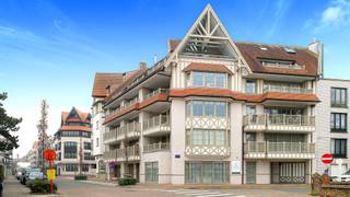 Ontdek dit ruim, zongericht dakappartement met vrij uitzicht op een absolute toplocatie in Knokke, op slechts enkele stappen van de Dumortierlaan en het strand. Dit energiezuinig appartement op de vierde verdieping, aan de zonnekant van de Zoutelaan, biedt u een uniek wooncomfort met ruime terrassen zowel voor- als achteraan. Dankzij de centrale ligging in het bruisende hart van Knokke geniet u van alle gemakken: winkels, restaurants en voorzieningen bevinden zich binnen handbereik. Uitzonderlijke aanbieding in een stijlvolle residentie. <br /><br />Indeling:<br />inkomhal met vestiaire en gastentoilet, zonnige leefruimte met open haard en toegang tot ruim, zongericht terras met vrij uitzicht, eetruimte met toegang tot een tweede terras achteraan, volledig ingerichte keuken, praktische berging/wasplaats. <br />Op de verdieping bevinden zich twee volwaardige slaapkamers met ingemaakte kasten, badkamer met ligbad, dubbele wastafel en toilet, douchekamer met wastafel en toilet. <br /><br />Privatieve kelder, vuilnislokaal en fietsenstalling.<br /><br />Mogelijkheid tot aankoop van een garage in de residentie.<br /><br />Bezoeken? Graag na afspraak met Avantimmo op het nummer 050 62 50 55