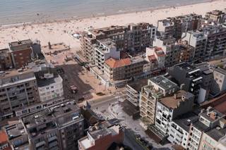<strong>Residentie ZonZicht: Uw uitvalsbasis aan de Kust</strong><br /> <br />Ontdek residentie "ZonZicht", een stijlvol nieuwbouwproject in de Zeelaan te Koksijde, op slechts één minuut wandelen van het strand. Het gebouw, gekenmerkt door strakke lijnen en grote raampartijen, biedt maximaal lichtinval en een tijdloze architectuur. De hoge afwerkingsgraad en het gebruik van kwalitatieve materialen zorgen voor duurzaam wooncomfort. <br /> <br />Residentie "ZonZicht" is ideaal voor wie een comfortabele uitvalsbasis zoekt voor vakanties in Koksijde, met een uitstekende bereikbaarheid en nabijheid van het centrum en het gemeentehuis, waar tal van activiteiten plaatsvinden. Bovendien is dit project een sterke investering, met mogelijkheden voor zowel vakantie- als jaarverhuur.<br /><br />Indeling: Inkomhal met plaats voor vestiaire | Open en volledig uitgeruste keuken | Zonnige leefruimte uitgevend op westgericht balkon (6,33 m²) met zijdelings zeezicht | Berging met voorziening voor wasmachine | Badkamer met inloopdouche en lavabo in meubel | Afzonderlijk toilet met lavabo | 2 slaapkamers uitgevend op balkon achteraan (1,66 m²) | Private kelder | Gemeenschappelijke fietsenberging | Gemeenschappelijk vuilnislokaal.<br /> <br />Wonen in "ZonZicht" betekent genieten van comfort, stijl, en een ongeëvenaarde kustervaring.