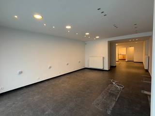 Commerciële ruimte van 85 m² in centrum van Lennik met ruime vitrine.Indeling: ruimte (38 m²) met aparte inkomdeur en grote beglazing voor optimale...