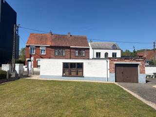 Op zoek naar een ruime garage met extra opslagmogelijkheden op een vlot bereikbare locatie?Deze multifunctionele garage beschikt over een grote...