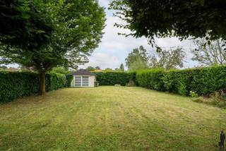 <p>In een <strong>rustige straat</strong>, op wandel- en fietsafstand van zowel het <strong>centrum van Schilde</strong> als het groene <strong>Picardiëbos</strong>, bevindt zich deze <strong>karaktervolle woning</strong> op een perceel van ca. 719 m².</p>
<p>De woning, gebouwd in 1955 en doorheen de jaren zorgvuldig gerenoveerd, beschikt over <strong>drie slaapkamers</strong> en een zonnige, <strong>zuidwest-georiënteerde tuin</strong> met tuinhuis.</p>
<p><strong>INDELING:</strong></p>
<p>Inkomhal met vestiaire en gastentoilet. Gezellige <strong>woonkamer</strong> met houtcassette, tv-hoek en <strong>aparte bureauhoek</strong>.<br />Ruime <strong>eetkamer</strong> die in verbinding staat met de volledig <strong>vernieuwde keuken</strong> (2018) en achterliggende berging/wasplaats.<br /><strong><br />Verdieping</strong><br />Nachthal met toegang tot <strong>twee slaapkamers</strong>, waarvan één met <strong>inloopdressing</strong>. Een prachtig <strong>vernieuwde badkamer</strong>, uitgevoerd in mortex, met grote inloopdouche en dubbele wastafel en een eveneens vernieuwd apart nachttoilet.</p>
<p><strong>Zolder</strong><br />Via een vaste trap bereiken we de ingerichte zolder, ideaal als <strong>derde slaapkamer of bureau</strong>.</p>
<p><strong>TUIN:</strong></p>
<p>Zuidwest-georiënteerde tuin met optimaal zonlicht en een handig tuinhuis, perfect voor stockage of hobbygebruik.<br />Aangebouwd aan de woning is er nog een technische berging met cv-installatie.</p>
<p><strong>BIJZONDERHEDEN:</strong></p>
<ul>
<li>Centrale verwarming en warm water op stookolie</li>
<li>Renovaties in 2007, keuken vernieuwd in 2018, badkamer in 2014</li>
<li>Rustige ligging nabij centrum, scholen en invalswegen</li>
<li>extra opbergkelder</li>
<li>asbestveilig</li>
</ul>