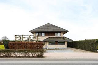 Instapklare villa met 5 slaapkamers en een aangename tuinzoneBent u op zoek naar een ruime woning met 5 slaapkamers en 2 badkamers? Dan stellen wij u...