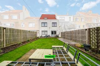Charmante bel-etagewoning op topligging te Oostende<br /><br />Op een steenworp van de zee, in de Vuurtorenwijk te Oostende, bevindt zich deze instapklare bel-etagewoning in de Taboralaan. Hier woont (of investeert) u op wandelafstand van het strand, winkels, scholen en openbaar vervoer – een ideale combinatie van rust, bereikbaarheid en waardevast vastgoed aan de kust.<br /><br />Deze gesloten bebouwing werd de voorbije jaren grondig gerenoveerd en biedt vandaag een comfortabele en energiezuinige woonomgeving. De leidingen werden vernieuwd, het dak werd volledig aangepakt en voorzien van Velux-ramen, en er werd een nieuwe verwarmingsketel geplaatst. De vernieuwde voorgevel in crepi zorgt bovendien voor een frisse, hedendaagse uitstraling. Met een EPC-score B voldoet de woning aan de huidige energienormen.<br /><br />De indeling is praktisch en veelzijdig:<br /><br />Op het gelijkvloers bevindt zich een slaapkamer, ideaal als master bedroom, bureauruimte of praktijkruimte.<br /><br />De eerste verdieping omvat de lichtrijke leefruimte en een bijkomende slaapkamer.<br /><br />De zolderverdieping werd ingericht als volwaardige derde slaapkamer dankzij de dakvernieuwing en Velux-ramen.<br /><br />