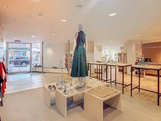 Deze winkelruimte te koop in de Ieperstraat beschikt over een nuttige oppervlakte van ongeveer 450 m² en een gevelbreedte van maar liefst 14...