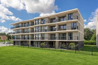 INDELING3DE VERDIEPINGInkomhal met vestiareruimte. Toiletruimte met handenwasser.Badkamer voorzien van dubbel badkamermeubel en inloopdouche.2...